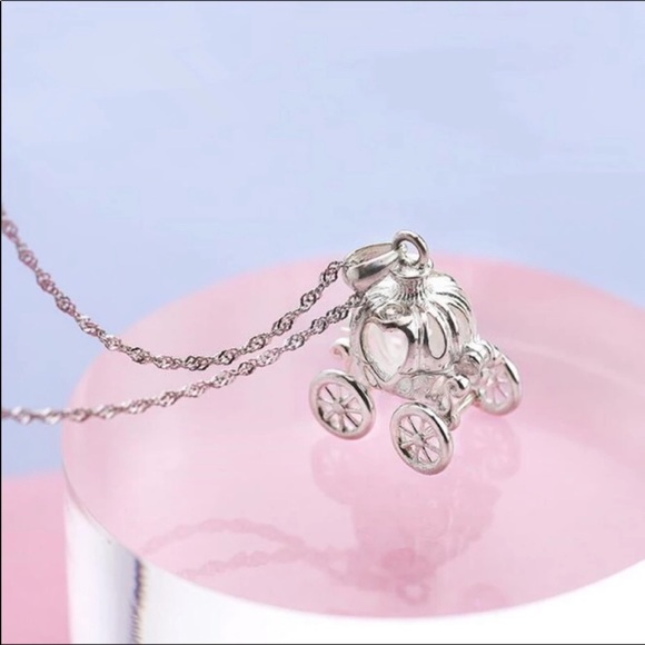 🌸BLOW OUT 🌸Cinderella’s carriage necklace - Picture 3 of 8